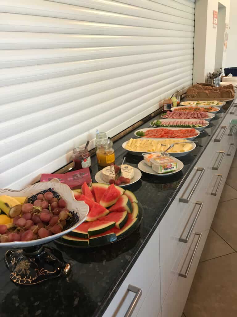 buffet av mat plassert på en kjøkkenbenk. 
